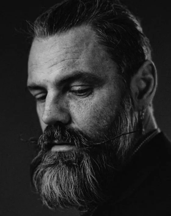 Homme à la barbe soignée, prestation barber
