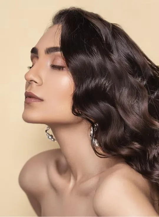 Cheveux bruns ondulés et brillants après une coloration végétale